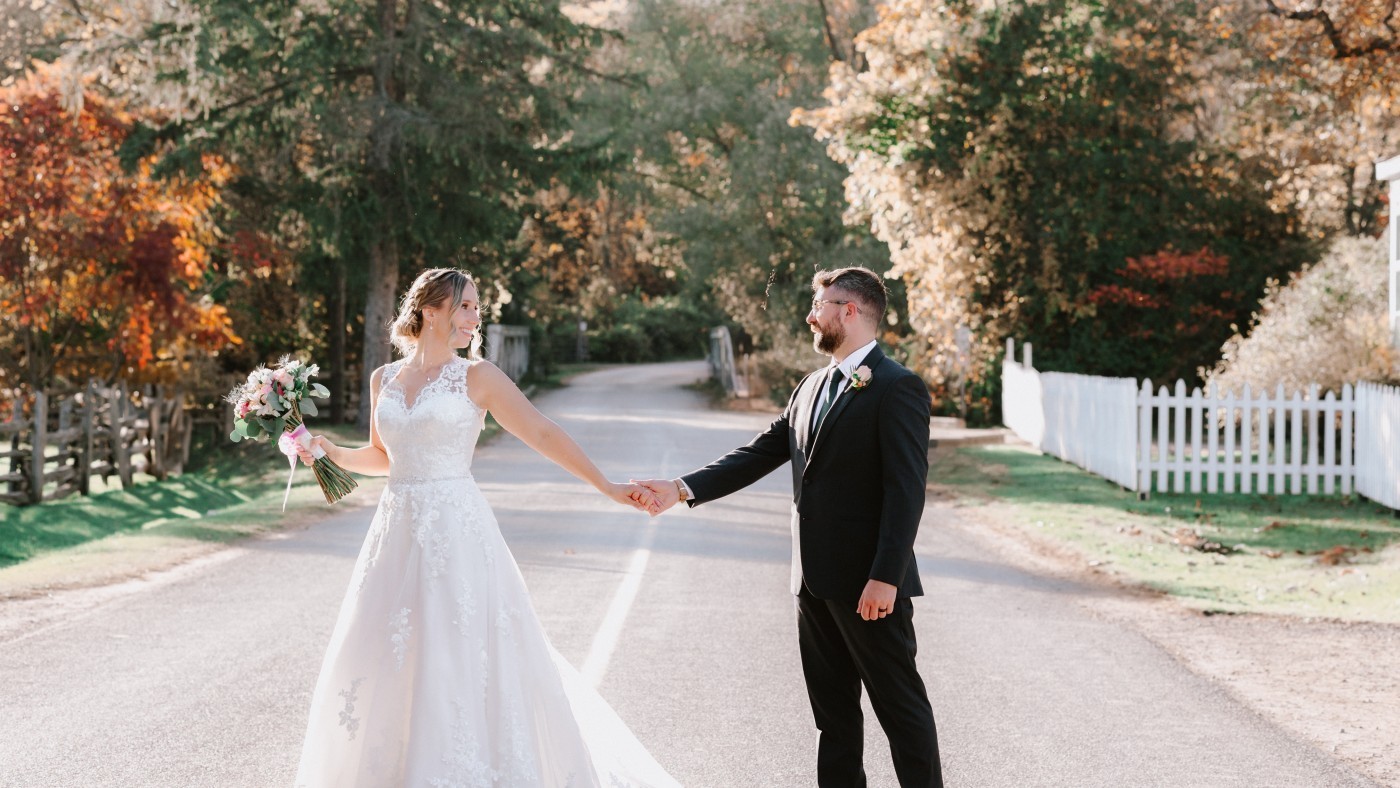 Ball’s Falls weddings couple in the historic Niagara conservation area
