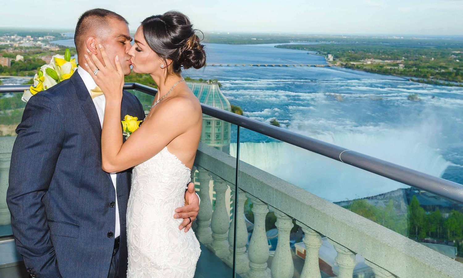 Wedding couple with a Niagara Falls view
