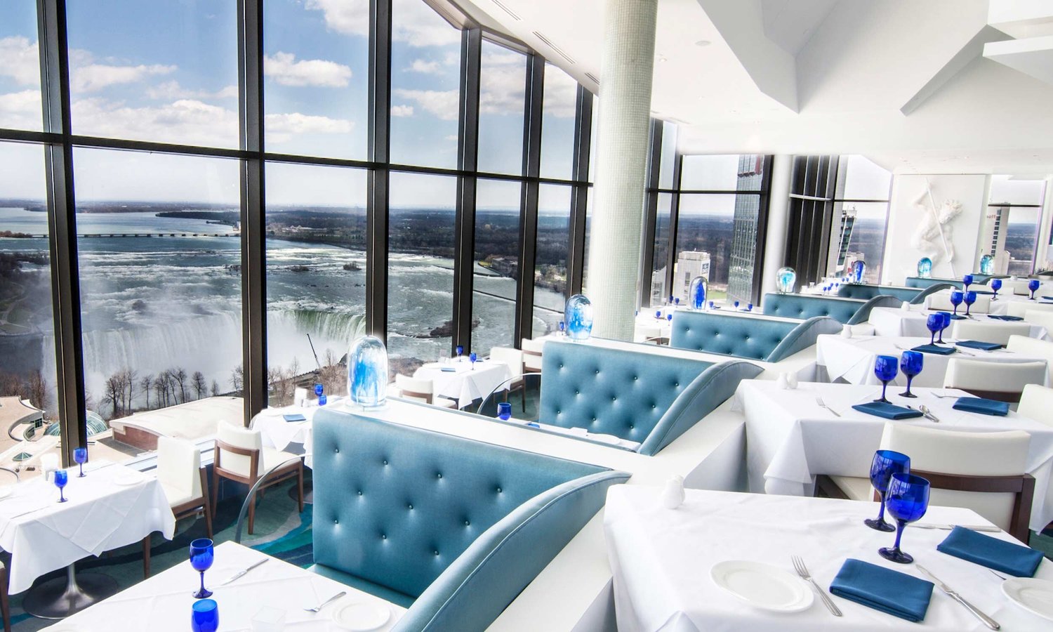 Fallsview lounge setting at Hilton Niagara Falls